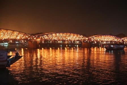 Một vạn người xem cầu Trường Tiền (Huế) “bùng cháy”