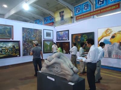 TRIỂN LÃM-ĐỪNG PHÔ TRƯƠNG, HÌNH THỨC