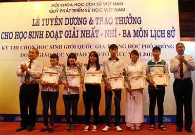NHÂN LÊN NIỀM ĐAM MÊ HỌC SỬ