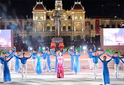 Mùa hè của truyền thống và lễ hội