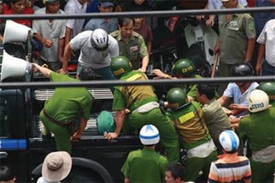 GIẤU KHUYẾT ĐIỂM ĐỂ...THI ĐUA