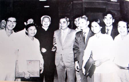 "Cùng Đảng công huân rực sáng gương soi"