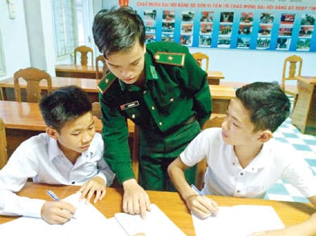 Thầy giáo quân hàm xanh... kiểu mới