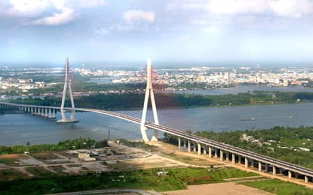 Bừng lên sau bao tháng năm chiến đấu hy sinh can trường, quả  cảm