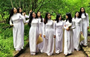 CẨN TRỌNG TRONG LỰA CHỌN QUỐC PHỤC
