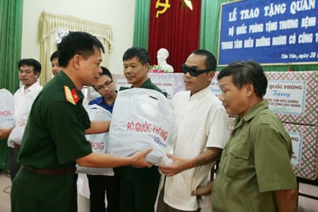 HOÀN THIỆN CHÍNH SÁCH ĐỐI VỚI NGƯỜI CÓ CÔNG