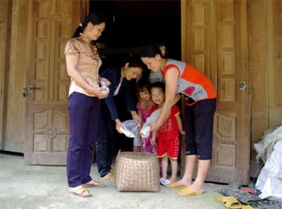 CHẮT CHIU TỪNG ĐỒNG GIÚP NGƯỜI NGHÈO
