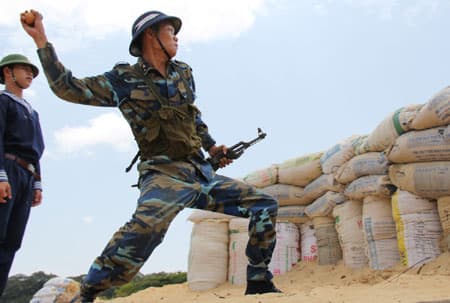 Chiến sĩ mới Hải quân “tăng tốc” trên thao trường
