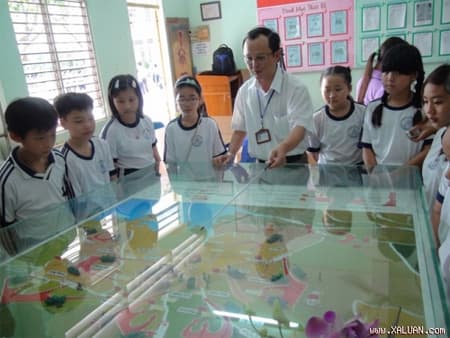 DẠY SỬ QUA SA BÀN