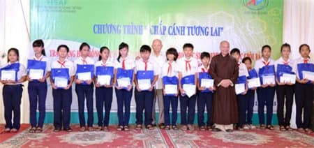 Trao 50 suất học bổng “Chắp cánh tương lai” cho sinh viên, học sinh khó khăn